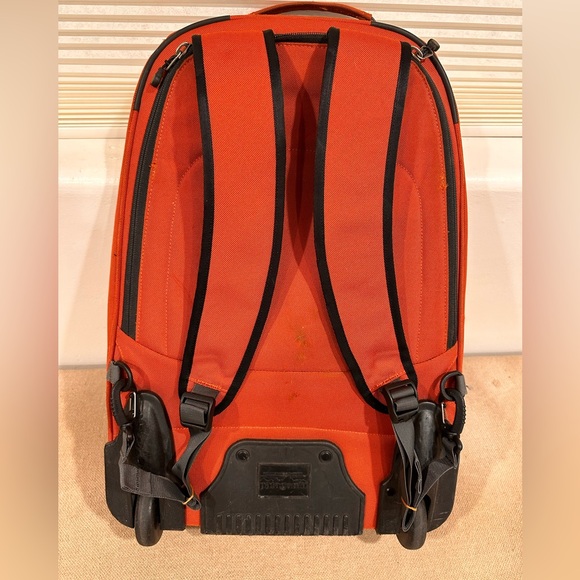 Patagonia roller carry-on bag. In good conditions with some external stains. - Picture 3 of 6